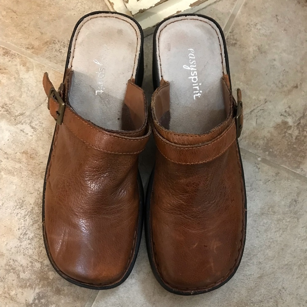 ▪️easy spirit Leather Clogs